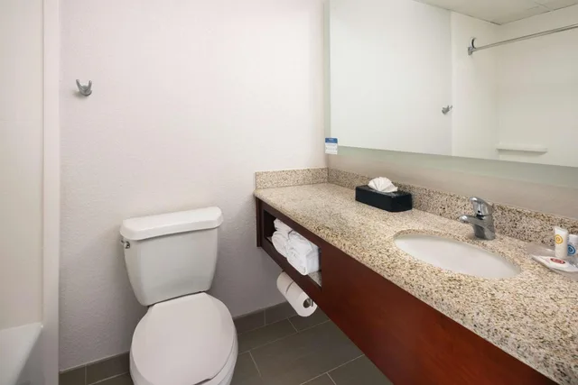 جناح بسريرين كوين بغرفة نوم واحدة، Comfort Suites Outlet Center 5/8