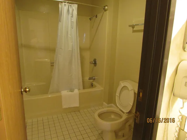 غرفة رومانسية بسرير كينج بشرفة بحوض جاكوزي، Great Lakes Inn 5/10