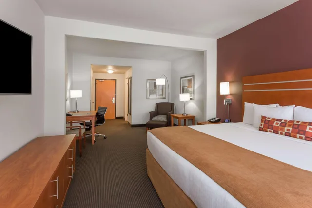 غرفة بسرير كينج، Wingate by Wyndham Calgary 1/3