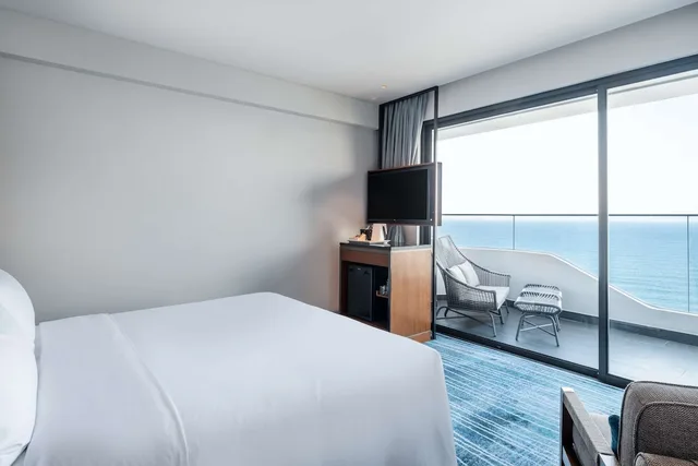 غرفة ديلوكس ركنية بسرير كينج بإطلالة على البحر، Hilton Garden Inn Da Nang 2/2