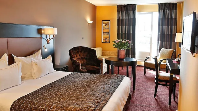 جناح جونيور، Hotel Restaurant La Matelote 2/6