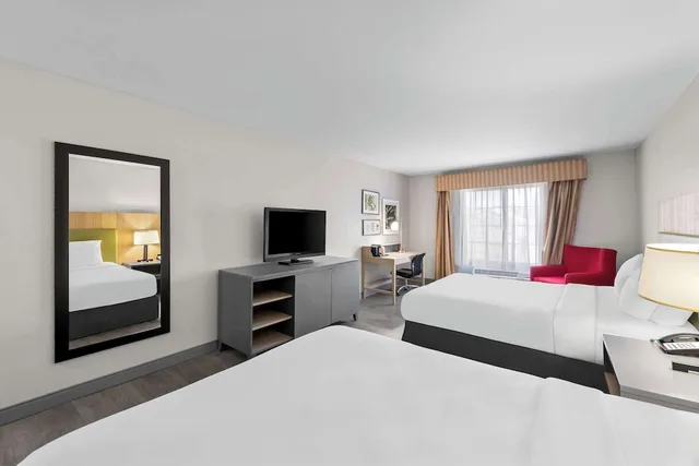 غرفة بسريرين كوين، Country Inn & Suites by Radisson, Topeka West, KS 3/7