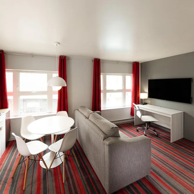 جناح جونيور، Hotel Du Nord 5/10