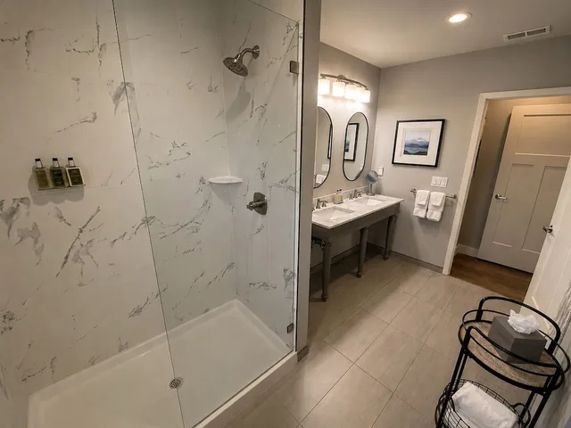 جناح عائلي بسرير كينج وسرير كوين وسرير فردي بإطلالة على المدينة، Winchester Inn 3/3