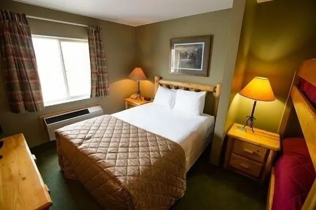 جناح بسرير كوين وسرير بطابقين وسرير بطابقين وسرير كوين مع أريكة، Cranberry Country Lodge 3/4