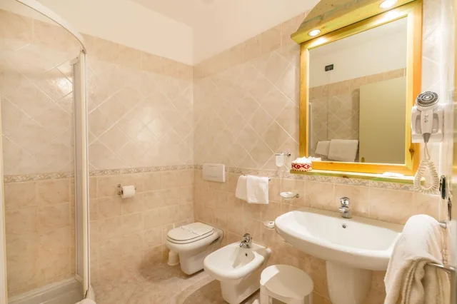 غرفة بسرير مزدوج بإطلالة على البحر بشرفة، Hotel Rosa Dei Venti 6/7
