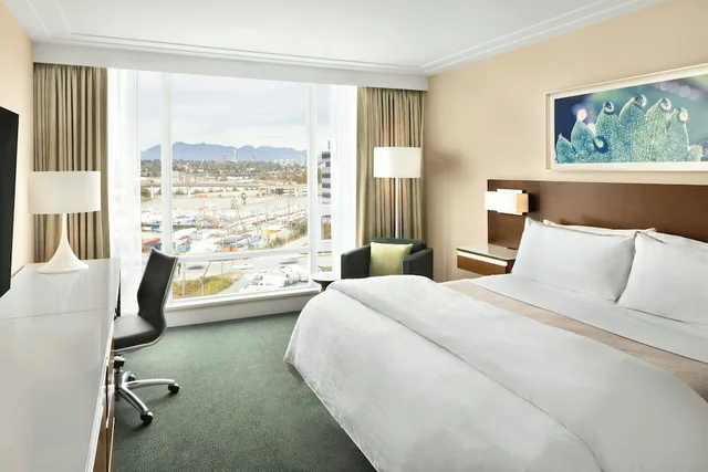 غرفة بسرير كينج في طابق منخفض، The Westin Wall Centre Vancouver Airport 1/7