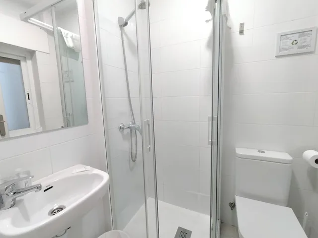 Room, Twin Beds, Shared Bathroom, Hostal Albero 8/9