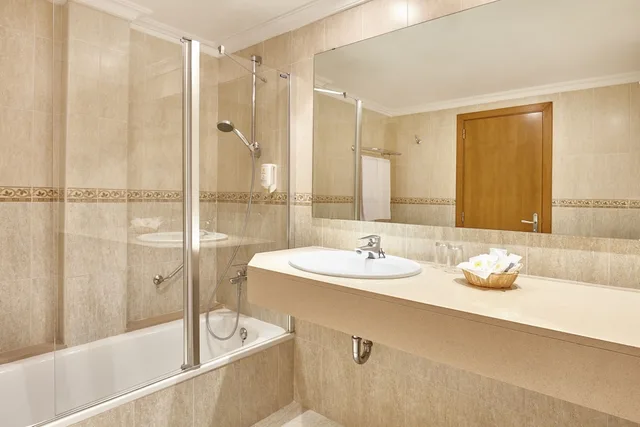غرفة بسرير مزدوج بإطلالة على البحر بشرفة مع أريكة، Universal Hotel Castell Royal 3/3