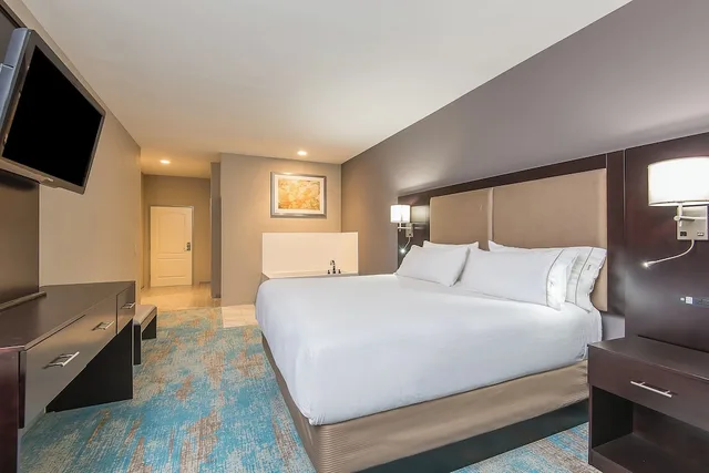 Feature, Standard, King Bed, Jetted Tub, Holiday Inn Express and Suites Norwood Boston Area 1/3