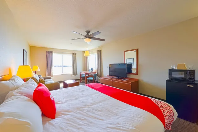 King Room - Bay view (Pet Friendly)، Siletz Bay Beachfront Hotel by OYO Lincoln City 3/6