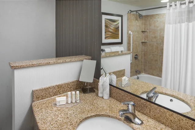 غرفة بسرير كينج مع أريكة، Courtyard By Marriott Stamford Downtown 4/4
