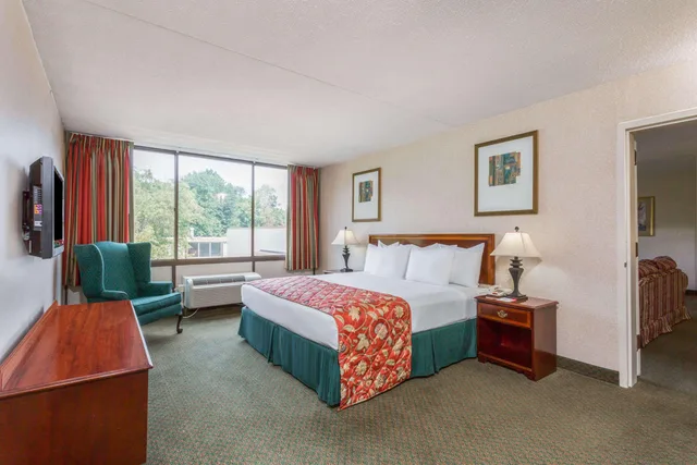 Standard, King Bed, Ramada by Wyndham Triangle/Quantico 1/2