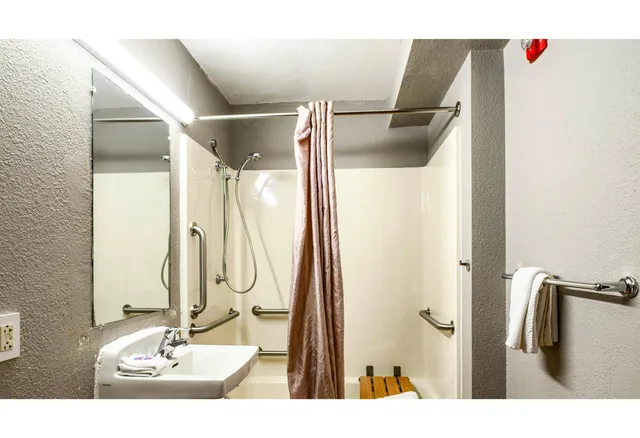 1 Queen Bed - ADA/Tub/Micfridge, Motel6 Wethersfield, CT - Hartford 4/5