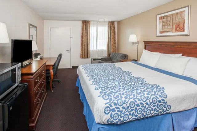 غرفة قياسية بسرير كينج، Days Inn by Wyndham Fort Wayne 1/5
