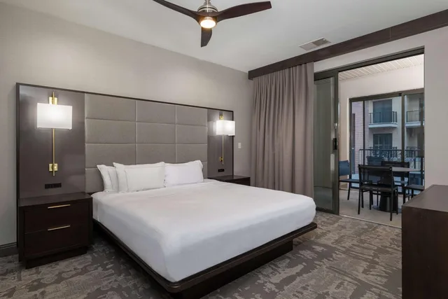 1 Bedroom, Condo, King Bed, Fountain View, Sofa، Hilton Promenade At Branson Landing 1/2