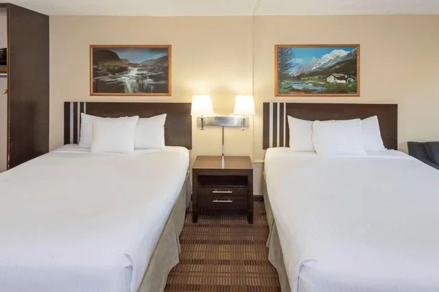 Upgrade, 2 Queen Beds، Econo Lodge Inn & Suites Medicine Hat Highway 1 2/10