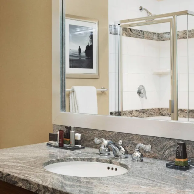 Room, 2 Double Beds, City View, High Floor, Concierge Level، Vancouver Marriott Pinnacle Downtown 5/6