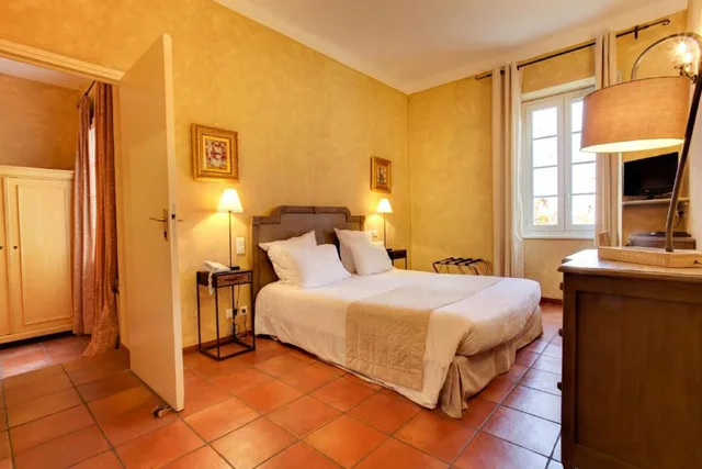 غرفة كومفورت رباعية بسرير كوين وسريرين منفصلين بإطلالة على البحر، Hôtel La Corniche 5/8