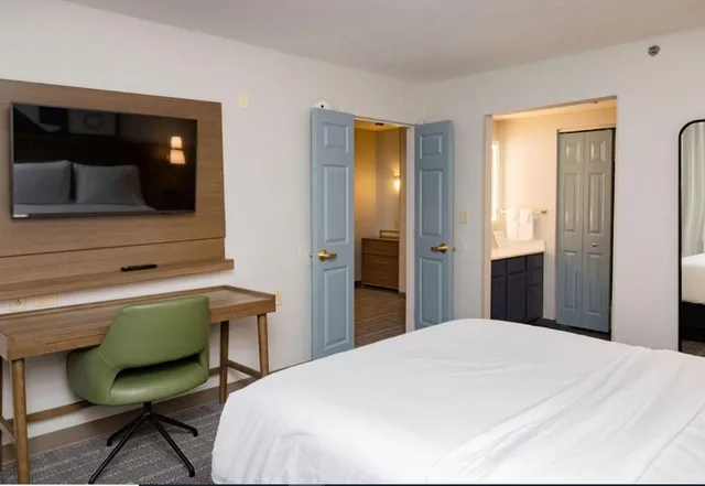 2 Bedrooms, 2 Double Beds, King Bed, Kitchen, Staybridge Suites Jackson 2/4