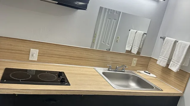 غرفة قياسية بسريرين مزدوجين بمطبخ صغير للمدخنين، Motel6 Winnie Tx 6/6