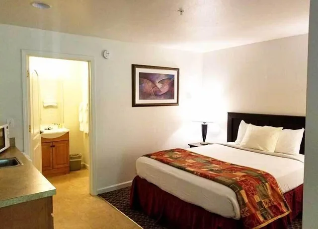 Studio, Queen Bed, Pool Side، Northern Queen Inn 1/2