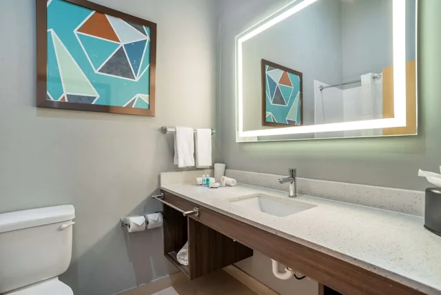 Efficiency, King Bed، Comfort Inn Miramar Beach-Destin 4/4