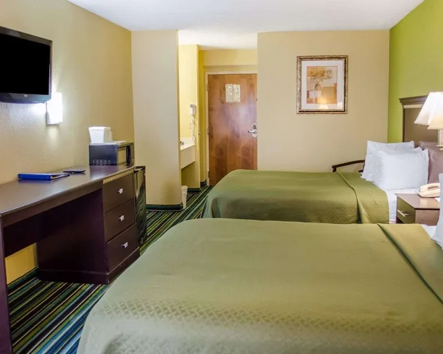 Standard, 2 Queen Beds, Quality Inn & Suites Medina - Akron West 2/2
