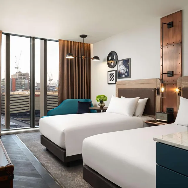 غرفة ديلوكس بسرير فردي، The Gantry London, Curio Collection by Hilton 2/8
