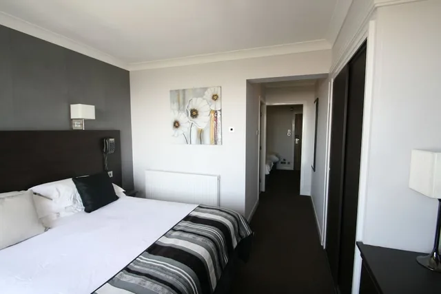 غرفة عائلية بإطلالة على البحر بشرفة، Dalmeny Resort Hotel 1/4