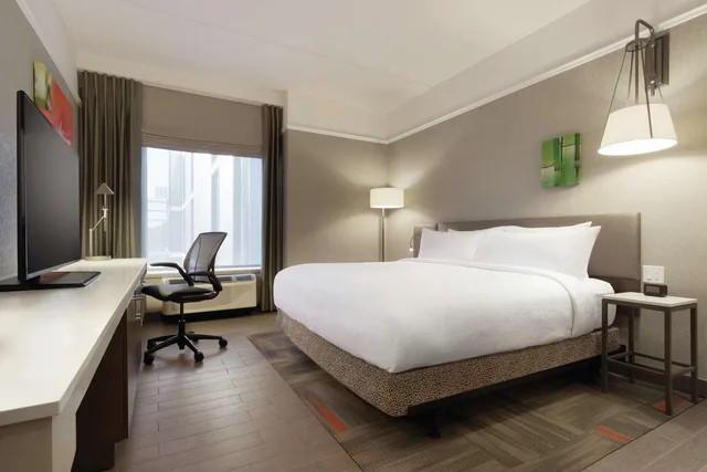غرفة بسرير كينج بحوض استحمام لذوي الإعاقة، Hilton Garden Inn Calgary Downtown 2/4