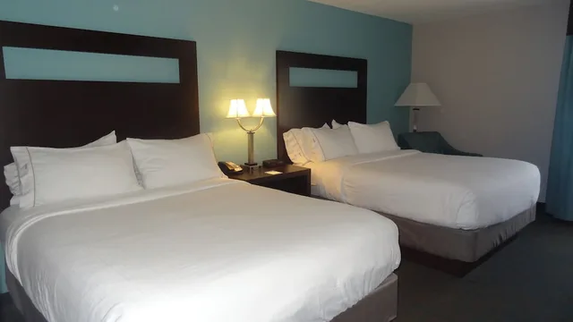 غرفة قياسية بسريرين كوين، Holiday Inn Express Kansas City - Bonner Springs an IHG Hotel 3/8