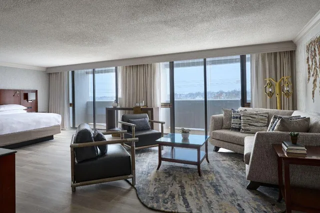 Hospitality, Suite, King Bed, Balcony, High Floor، Hanover Marriott 1/3