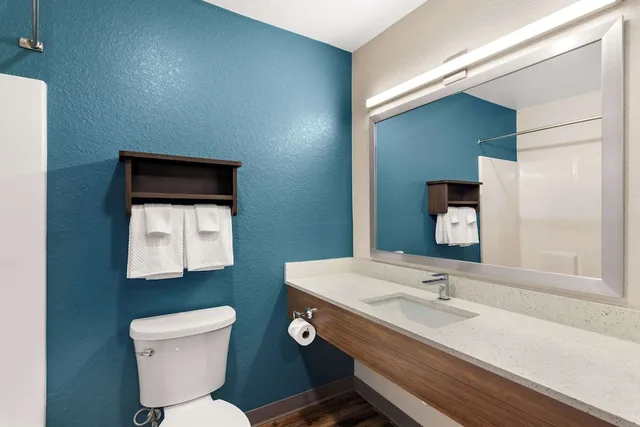 جناح بسرير كوين مع أريكة، WoodSpring Suites Port St Lucie 4/4