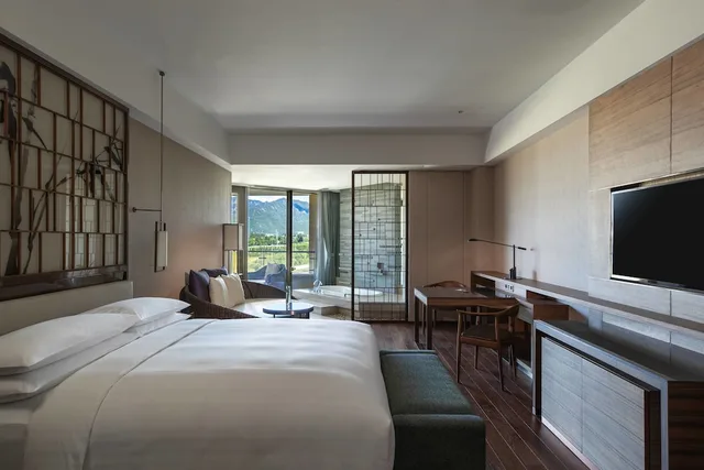 غرفة بريميوم بسرير كينج بإطلالة على الجبل بشرفة، Beijing Marriott Hotel Changping 2/10
