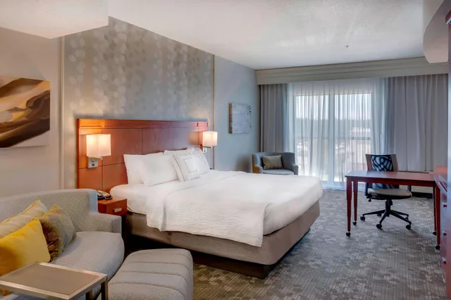 1 Bedroom, Junior Suite, King Bed, Sofa, Courtyard Statesville Mooresville/Lake Norman 1/4