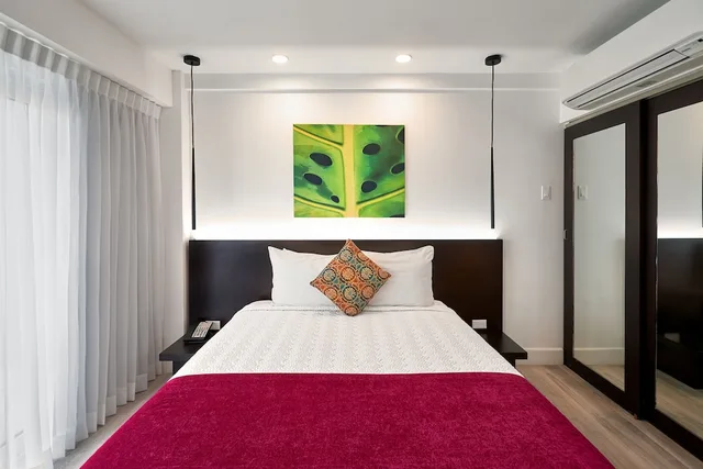 2 Bedrooms, Loft, Penthouse, Suite, 2 Queen Beds, Balcony, Kitchenette، R Hotel Kingston 2/6