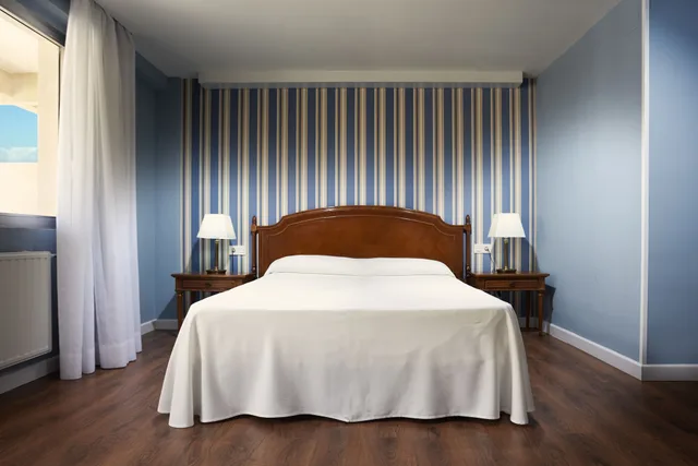 غرفة بسرير كوين بإطلالة على المسبح والبحر، La Barracuda Hotel 9/10