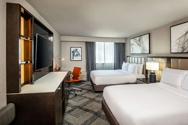 غرفة بسريرين كوين بحوض استحمام لذوي الإعاقة، DoubleTree by Hilton Washington DC North/Gaithersburg 1/2