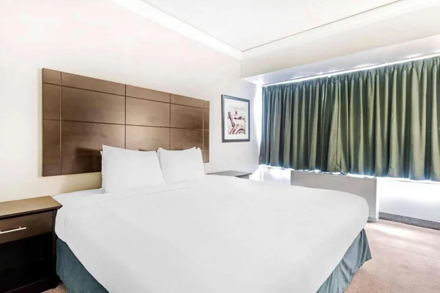 غرفة بسرير كوين، Travelodge by Wyndham Trois-Rivieres 2/4