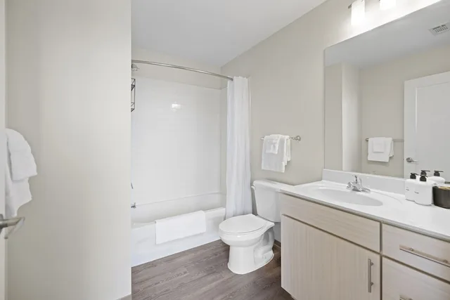 2 Bedrooms, Sky, 2 Queen Beds، Placemakr Premier SoBro 3/3