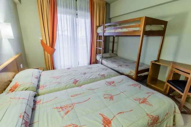 غرفة رباعية بسريرين منفصلين وسرير بطابقين، Alhama Hotel 5/9
