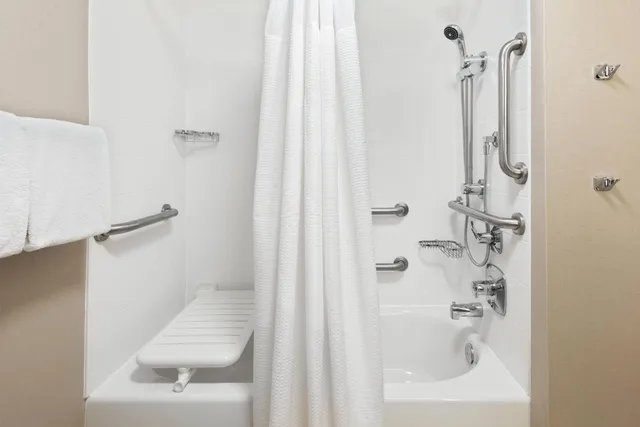 جناح بسرير كينج مع سرير سحّاب إضافي مع أريكة لذوي الإعاقة، SpringHill Suites by Marriott Asheville 4/4