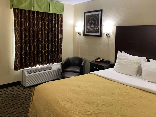 غرفة بسرير كوين، Quality Inn Elizabeth City near University 2/4