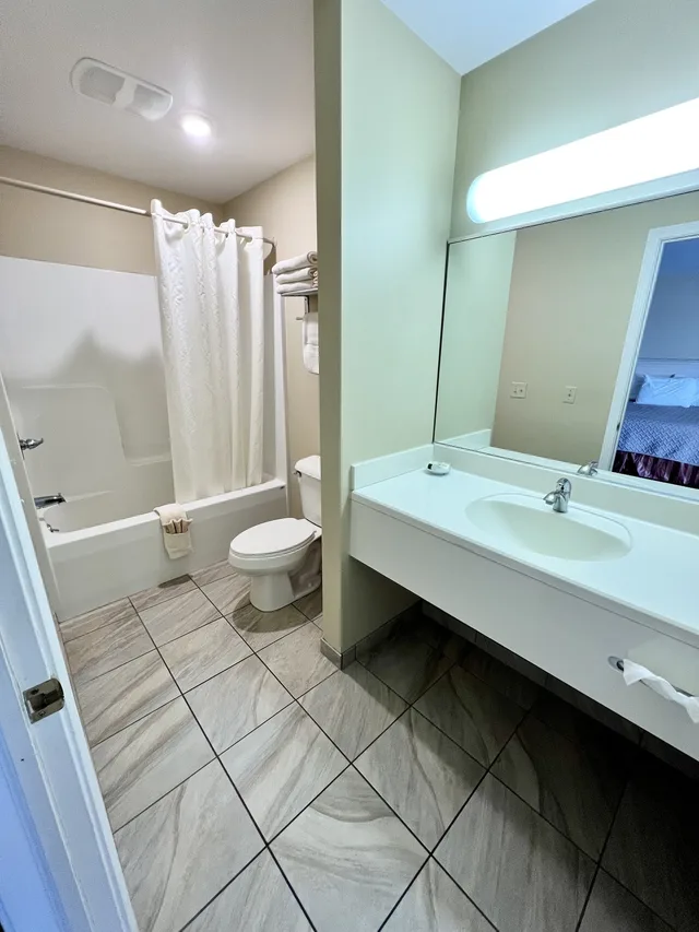 Deluxe, 2 Queen Beds, Patio, Courtyard Area، Court Plaza Inn & Suites 6/6