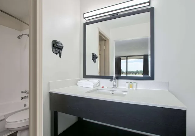 Interior, King Bed, Pool Side، Ramada by Wyndham Diamondhead I-10/Gulfport 3/3