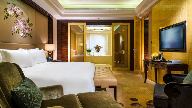 غرفة بريميوم بسرير كينج بإطلالة على الحديقة مع دخول الصالة، INTERCONTINENTAL SHIJIAZHUANG 2/2
