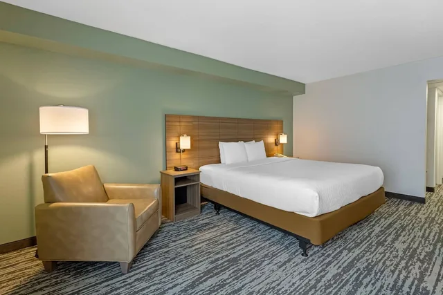 غرفة بسرير كينج لذوي الإعاقة، Quality Inn and Conference Center I-80 Grand Island 2/8