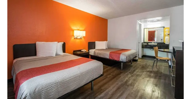 2 Full Beds - Smoking، Motel6 Norcross, GA - Atlanta Northeast 1/5