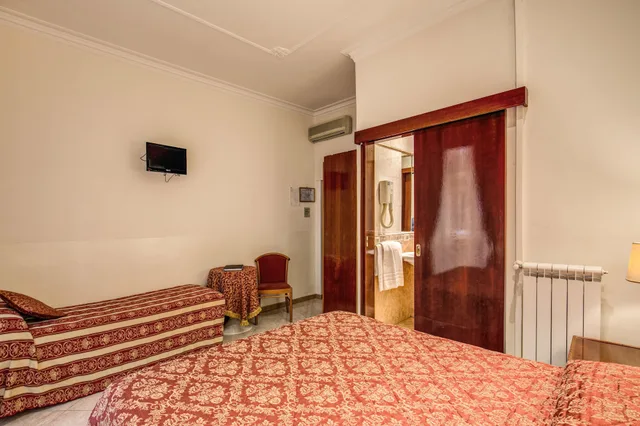 غرفة قياسية ثلاثية بسرير مزدوج وسرير فردي، Virginia Hotel 5/8